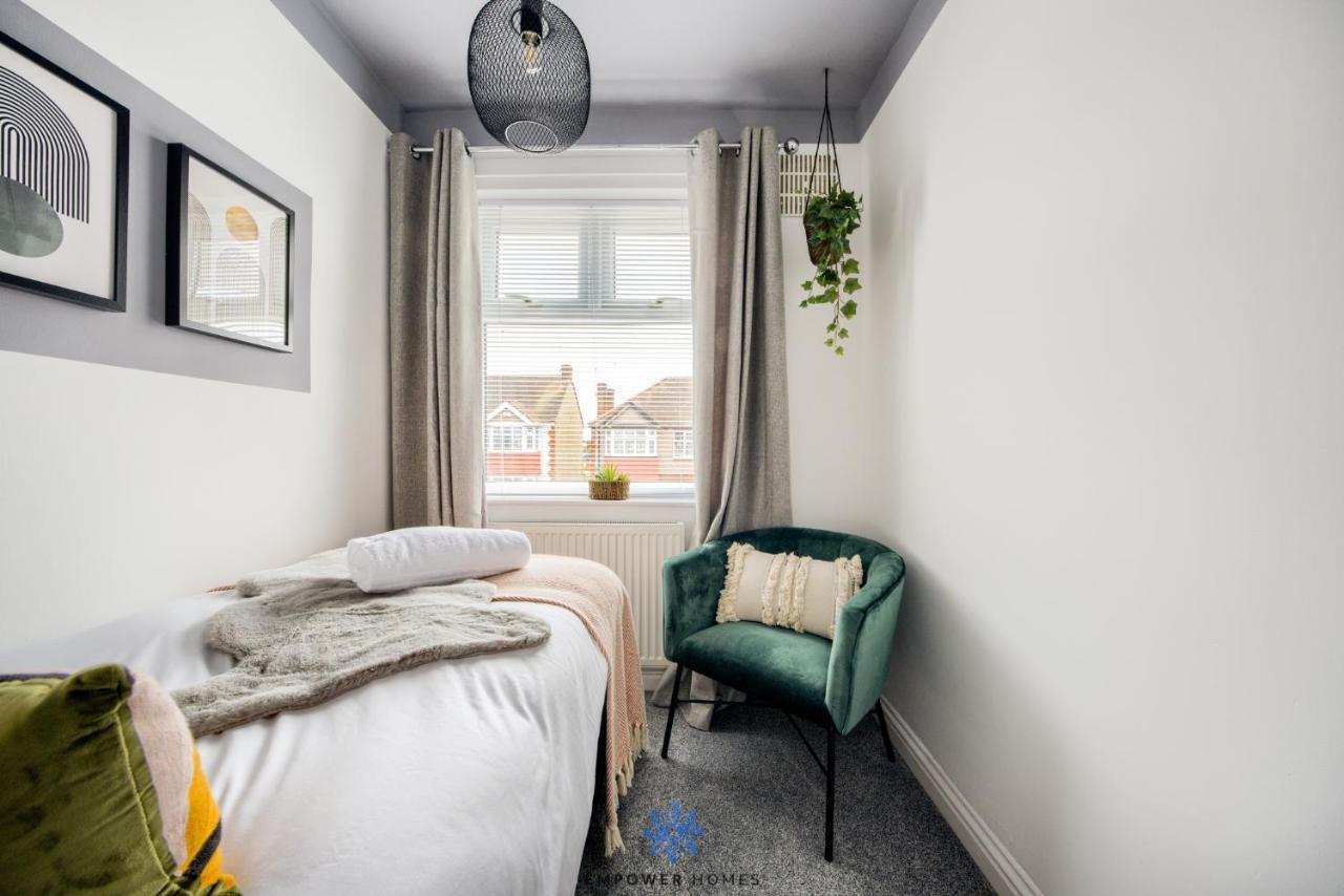 Holiday home Large Stylish 4 Bedroom House, Sleeps 8, Private Parking, By Empower Homes