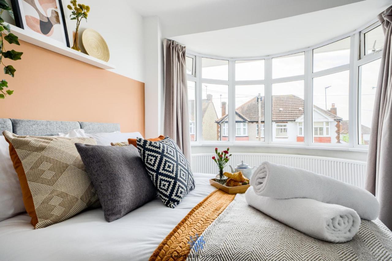 Large Stylish 4 Bedroom House, Sleeps 8, Private Parking, By Empower Homes Holiday home