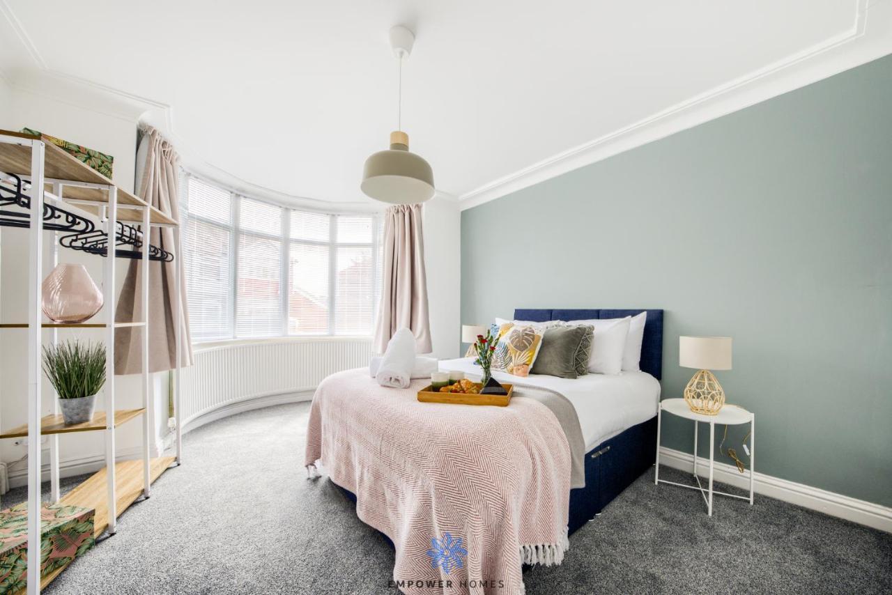 Large Stylish 4 Bedroom House, Sleeps 8, Private Parking, By Empower Homes Coventry