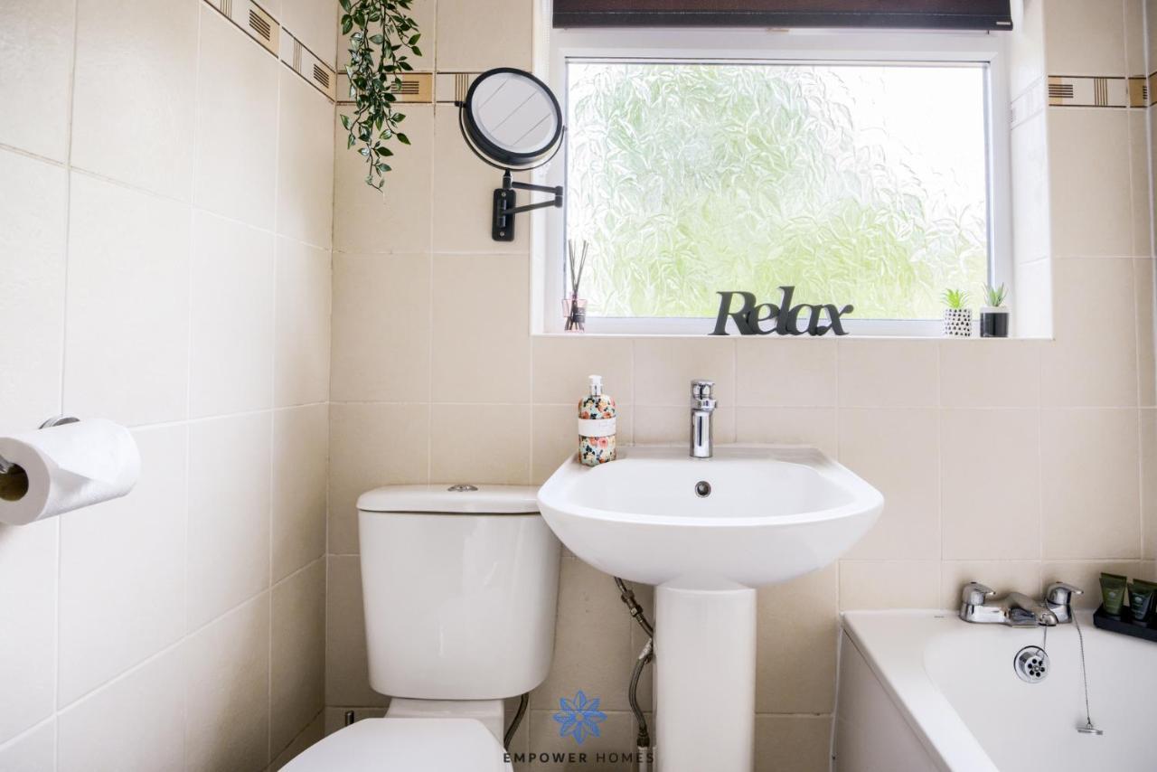 Large Stylish 4 Bedroom House, Sleeps 8, Private Parking, By Empower Homes Сasa de vacaciones