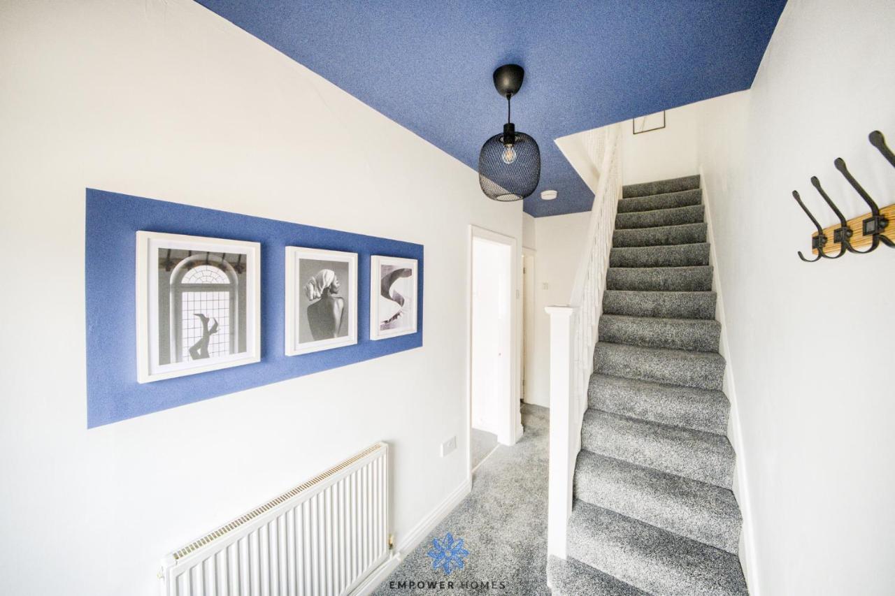 Сasa de vacaciones Large Stylish 4 Bedroom House, Sleeps 8, Private Parking, By Empower Homes Coventry