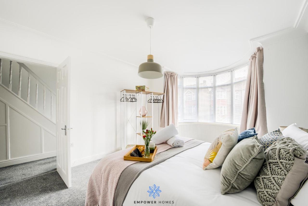 Сasa de vacaciones Large Stylish 4 Bedroom House, Sleeps 8, Private Parking, By Empower Homes
